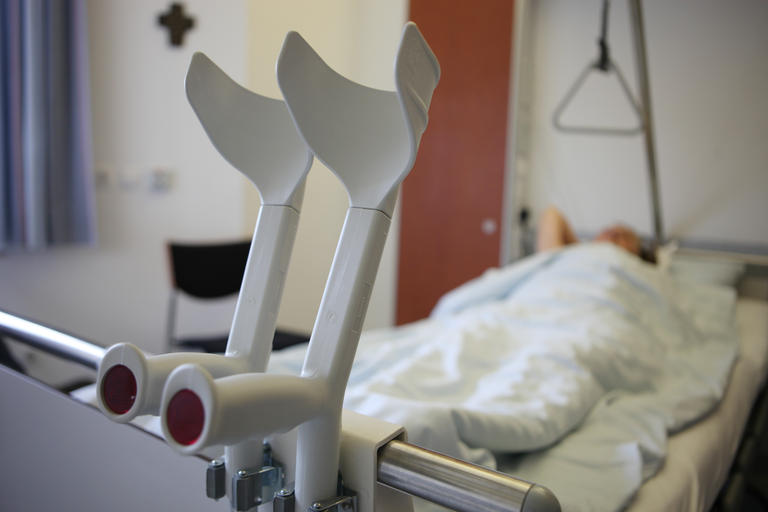 Krücken am Krankenbett eines Patient