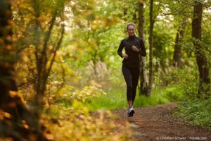 Eine Frau joggt im Wald