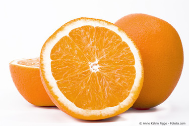 Zwei Orangen eine aufgeschnitten