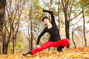 Eine Frau macht Yoga oder Gymnastik